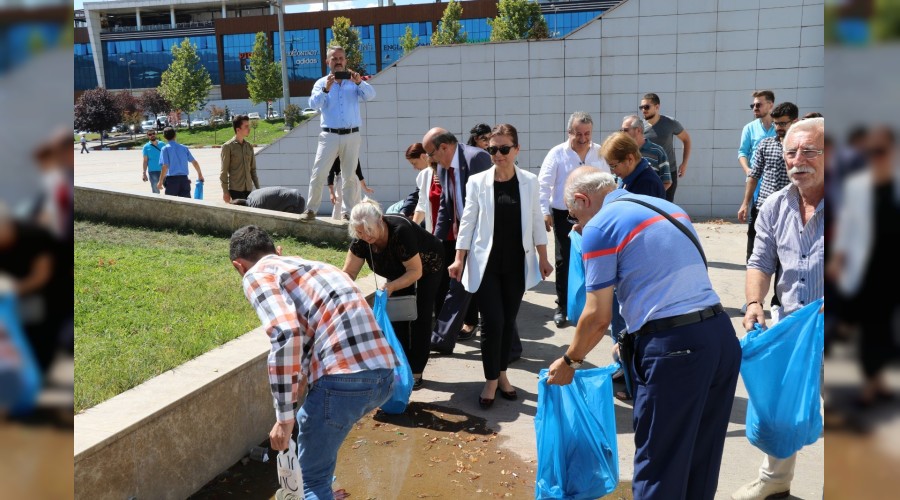 Başkan Köse, kent meydanında temizlik yaptı