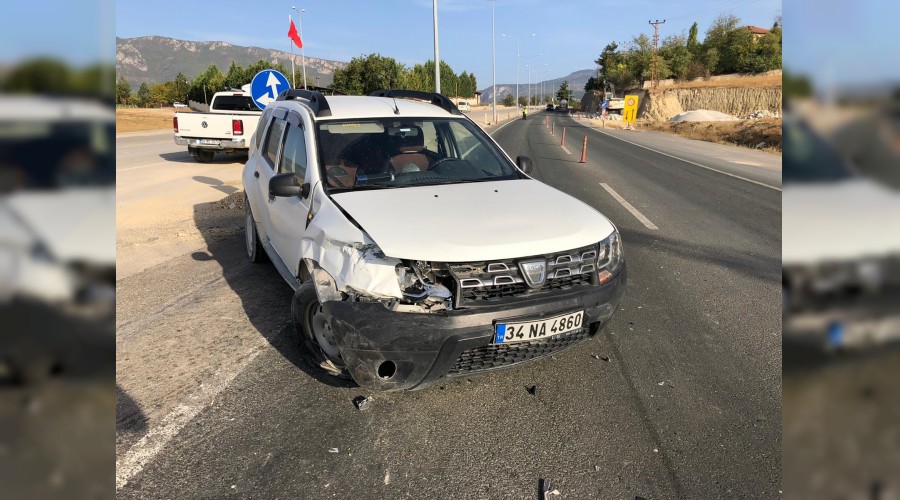 Ciple çarpıştı hurdaya döndü : 2 yaralı