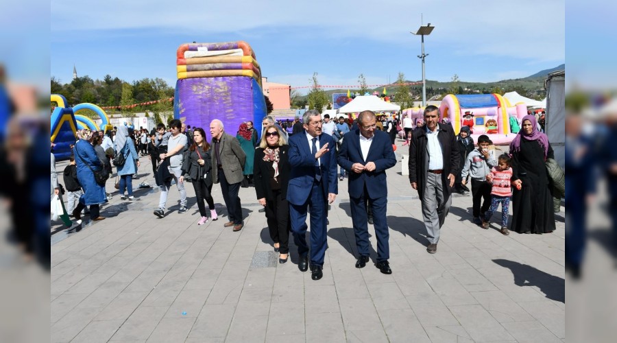 Karabk'te dzenlenen ocuk enliinde ocuklar doyasya elendi