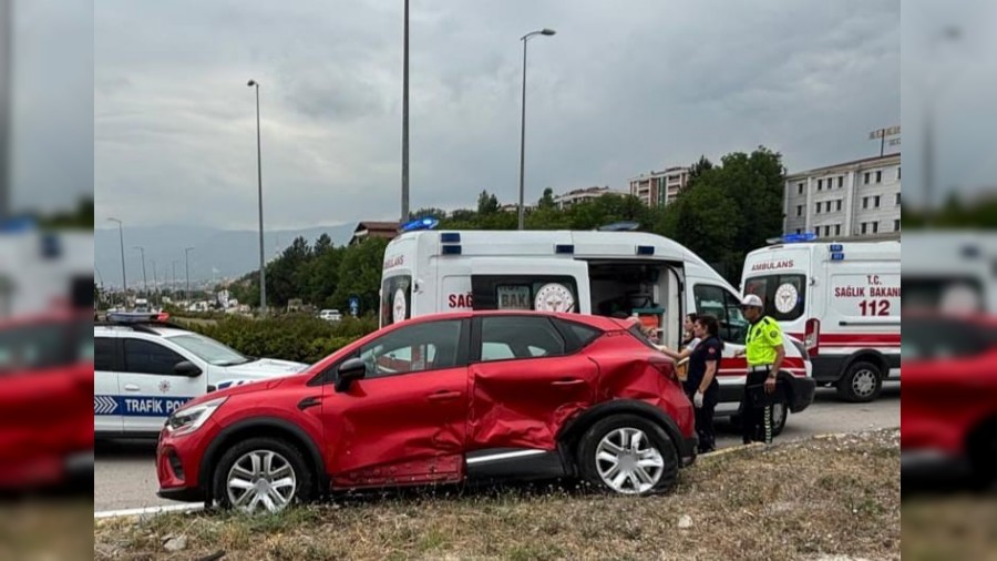 Kavşakta iki otomobil çarpıştı: 3 yaralı