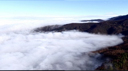 K�y� ve da� eteklerini kaplayan sis denizi mest etti