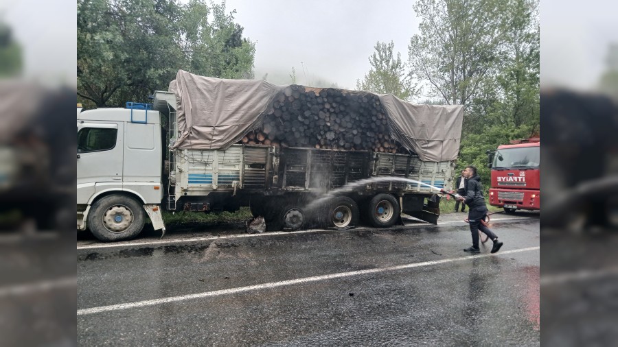 Odun y�kl� kamyon seyir halindeyken alev ald�