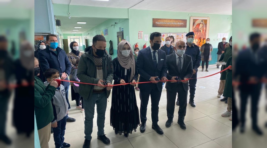 Polis memuru Mutlu Temelin ad okul ktphanesinde yaatlyor