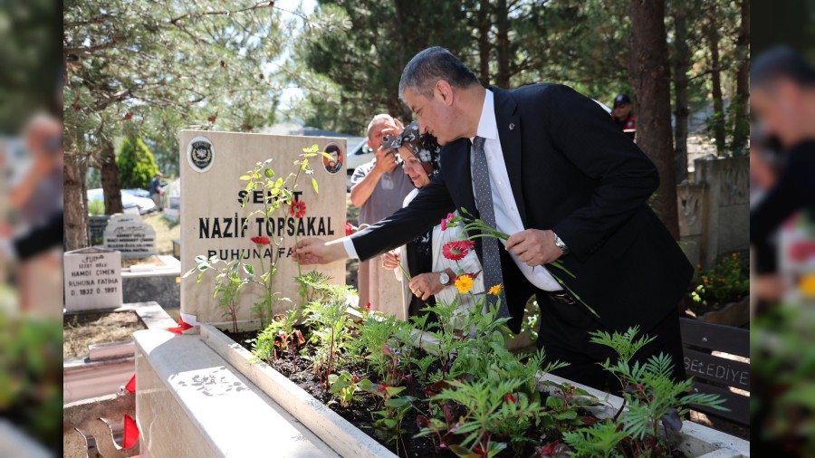 �ehit polis memuru Topsakal kabri ba��nda dualarla an�ld�