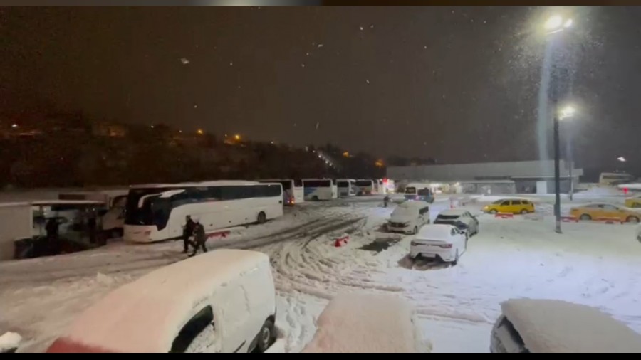 Kar ya���� ve kazalar nedeniyle trafik kapat�ld� yolcular otob�slerde sabahlad�