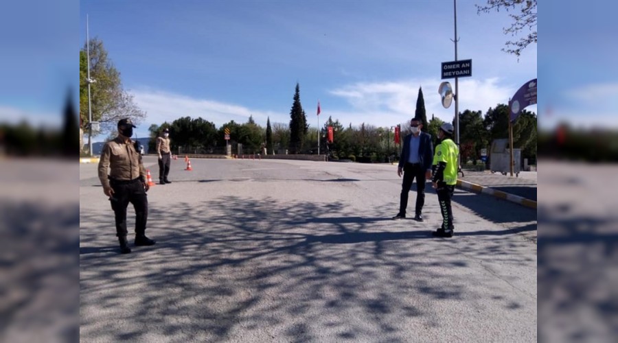 Kaymakam Ürkmezer giriş ve çıkışları kısıtlanan köyleri denetledi