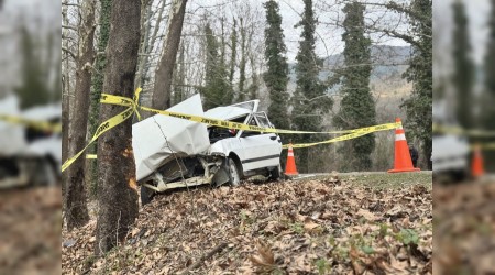 Otomobil a�aca �arpt�: 1 �l�, 2 yaral�