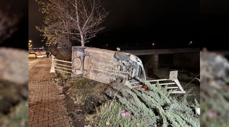 Otomobil ile hafif ticari ara� �arp��t�: 3 yaral�