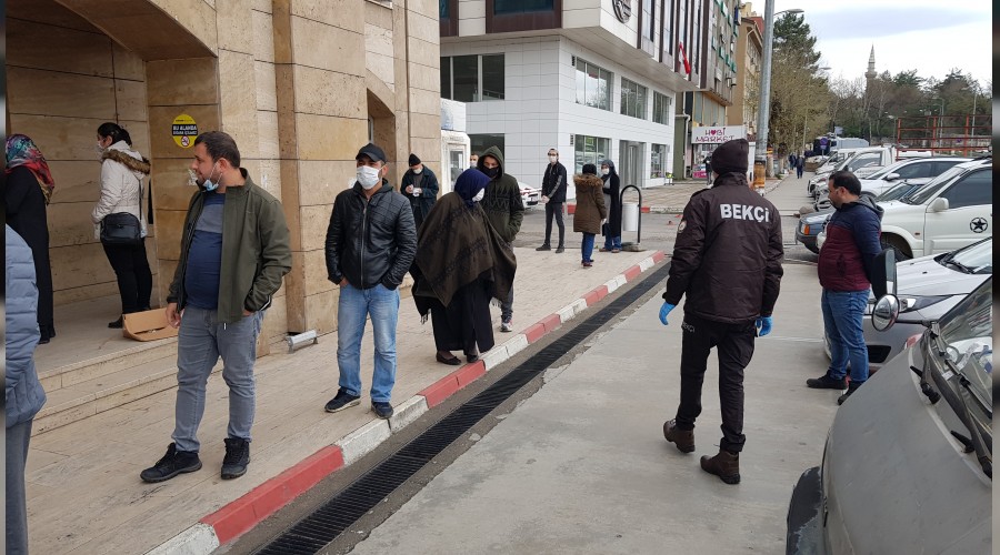 Sosyal mesafeye uymayanlara bekçiler müdahele etti