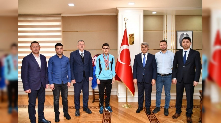 Vali baarl sporcular kabul etti