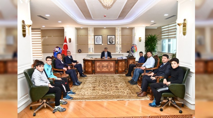 Vali baarl sporcular kabul etti
