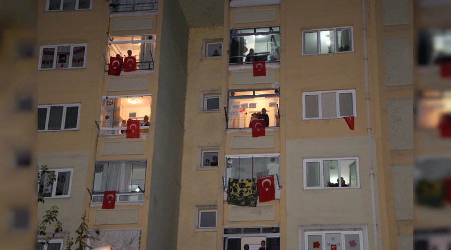 Vali mahalle halk ile birlikte stiklal Mar okudu