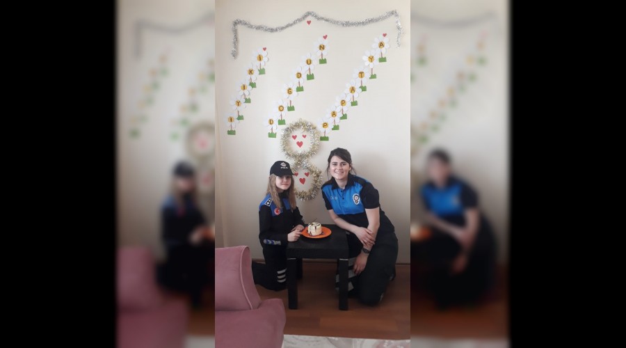 Polislerden 23 Nisan doğum günü sürprizi