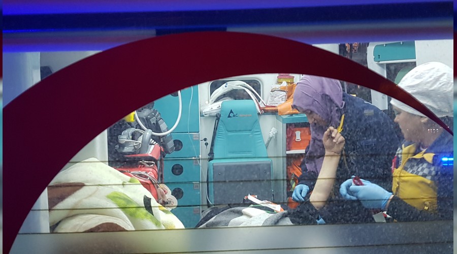 Yolun karşısına geçen kadına otomobil çarptı