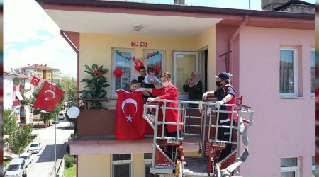 Bakan Kse itfaiye merdiveniyle ocuklara hediye verdi