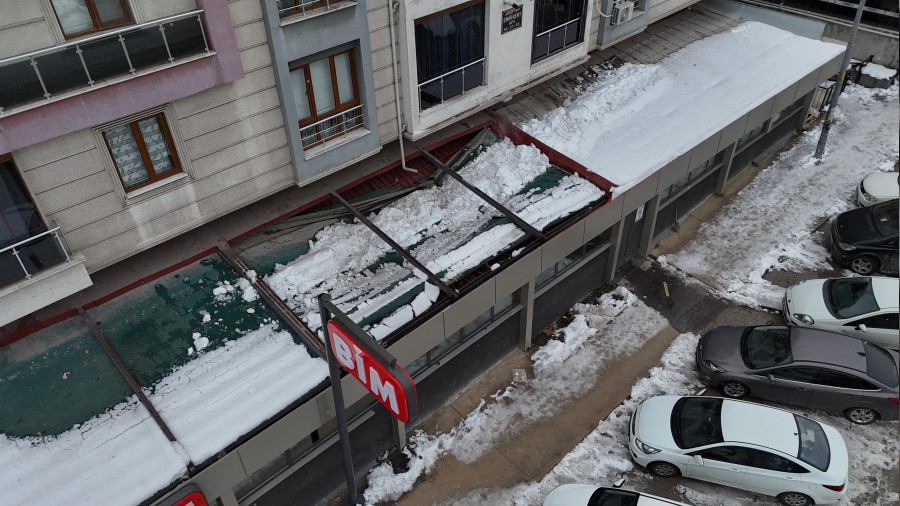 Kar birikintisi zincir marketin �at�s�n� ��kertti