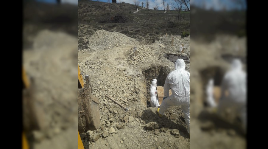 Kar koca birer hafta arayla korona virsten hayatn kaybetti