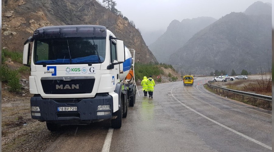 Otomobil beton mikserine çarptı: 1 yaralı