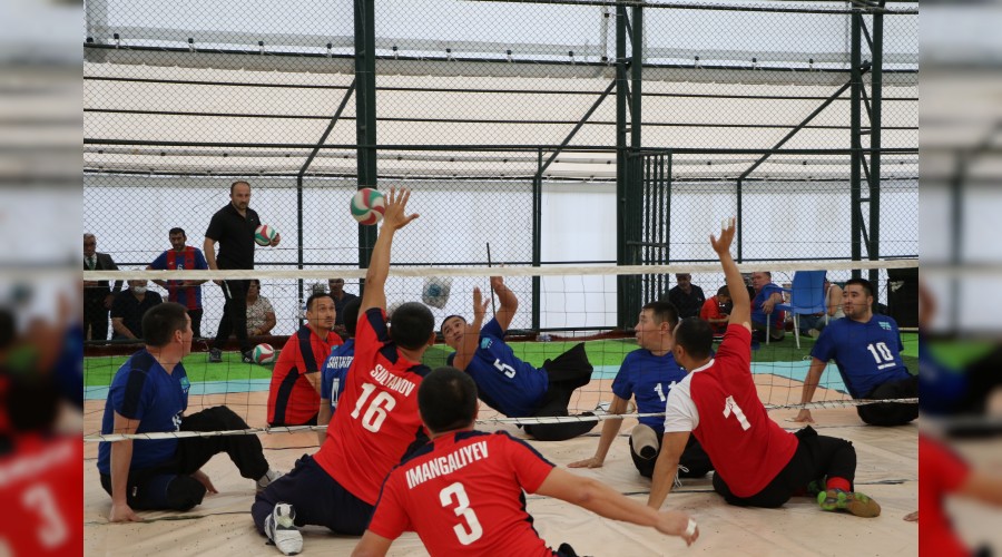 Trkiye'de ilk kez hal sahada oturarak voleybol oynadlar