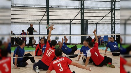 Trkiye'de ilk kez hal sahada oturarak voleybol oynadlar