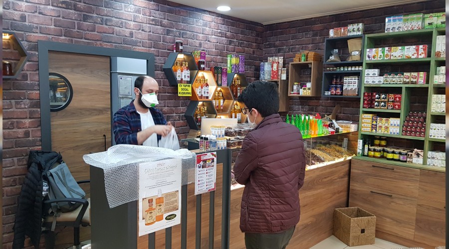 Virüs dolayısıyla kapanan mağazalar yeniden açılmaya başladı