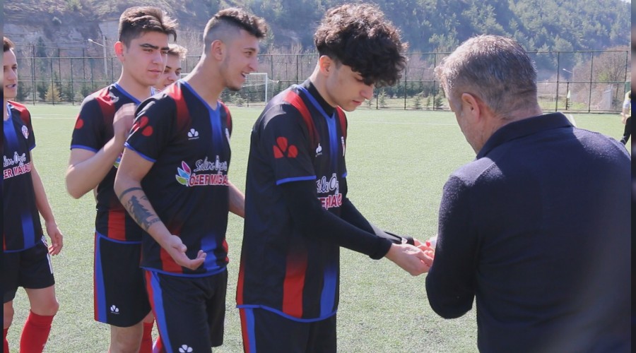 Futbolcular maça dezenfekte edilerek çıktı