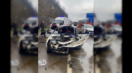 iki otomobil kafa kafaya �arp��t�: 5 yaral�