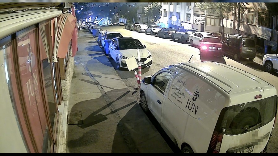 Alkoll� s�r�c� park halindeki 5 araca �arp�p ka�t�