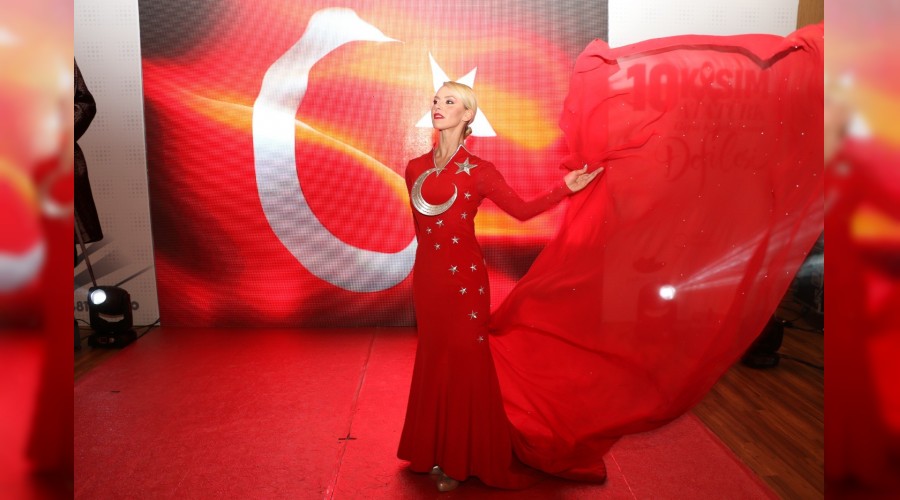 Atatrk temal defile byk beeni toplad