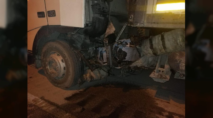 Kontrolden çıkan otomobil önce bariyere sonra tıra çarptı: 1 yaralı